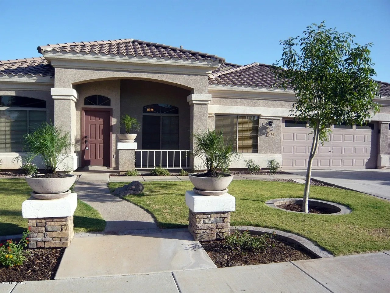 Alliance Valley home with arched entry